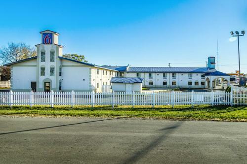 Motel 6 - Urbana