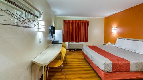 Motel 6 - Urbana
