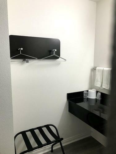 Motel 6 Metropolis