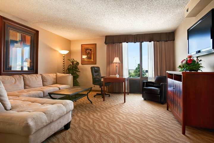 Hotel Doubletree By Hilton Wichita Airport