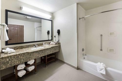 Hotel Comfort Suites Monroe