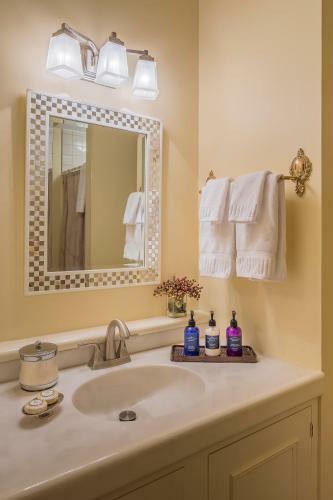 Posada Hartstone Inn & Hideaway