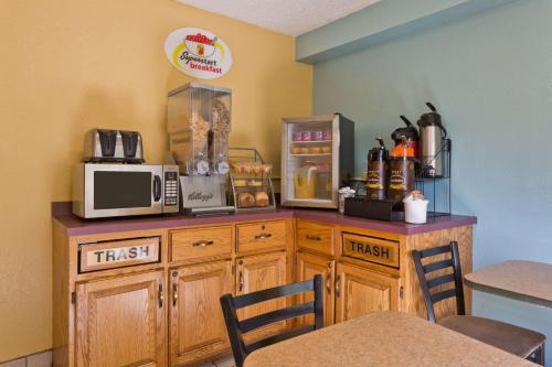 Hotel Super 8 Lexington Park/california Area
