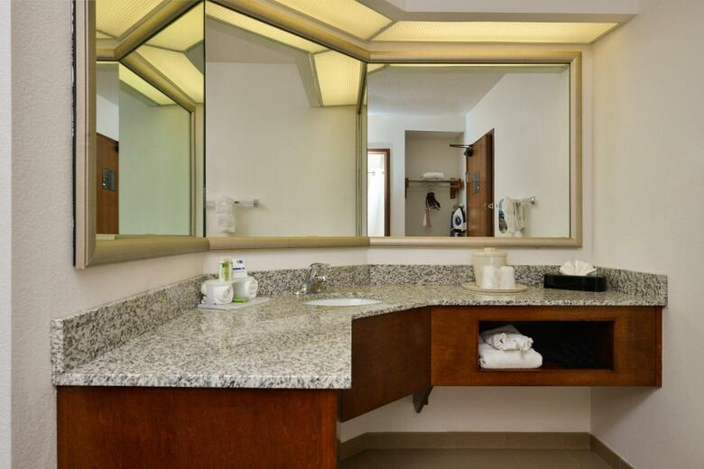Holiday Inn Express Boston/milford Hotel