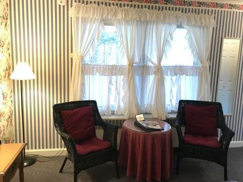 Posada 1896 House Country Inn - Brookside & Pondside