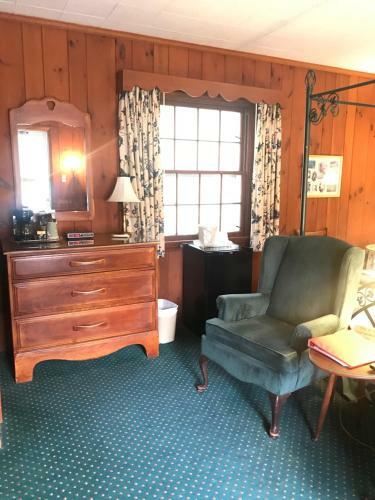 Posada 1896 House Country Inn - Brookside & Pondside