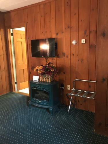 Posada 1896 House Country Inn - Brookside & Pondside