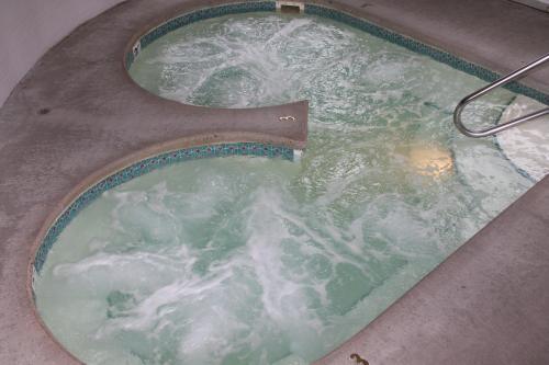 Motel Budget Host Inn & Suites