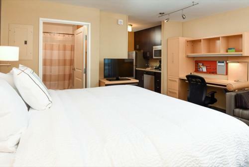 Hotel Towneplace Suites By Marriott Detroit Commerce