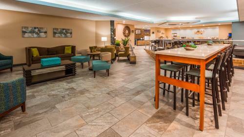 Hotel Baymont Inn And Suites Warren