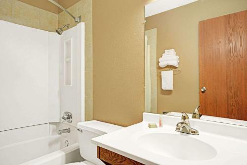 Hotel Super 8 By Wyndham Rogers Minnesota