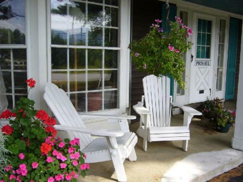 White Trellis Motel