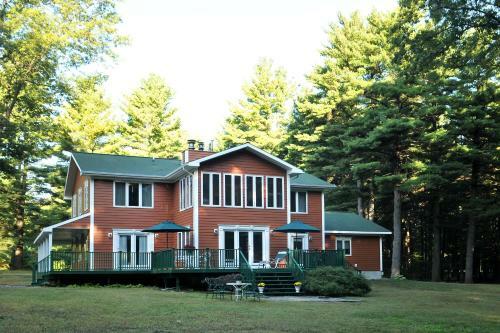 Bass Manor Bed And Breakfast & Art Museum