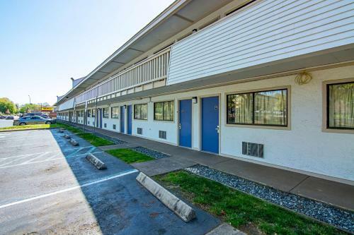 Motel Charlotte Plaza Inn