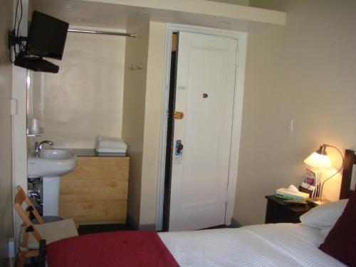 Bed & Breakfast Colonial House Inn