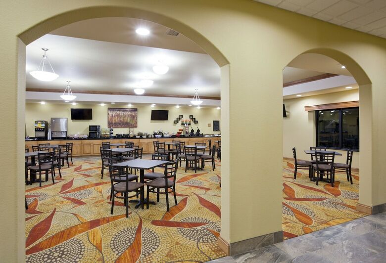Hotel Expressway Suites Of Grand Forks
