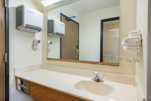Hotel Super 8 By Wyndham Burnham/lewistown