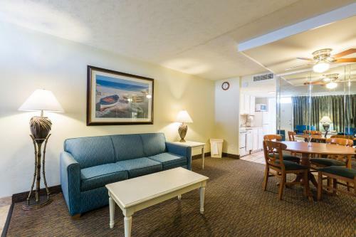 Hotel Schooner Beach And Racquet Club