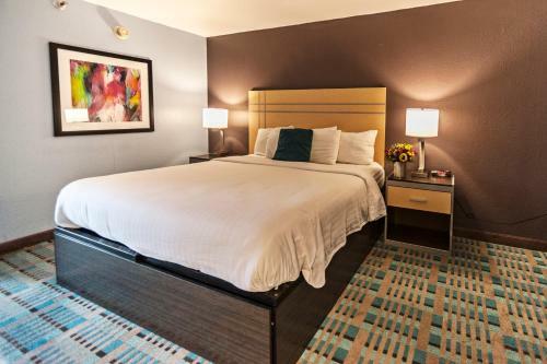 Hotel Fifth Season Inn & Suites