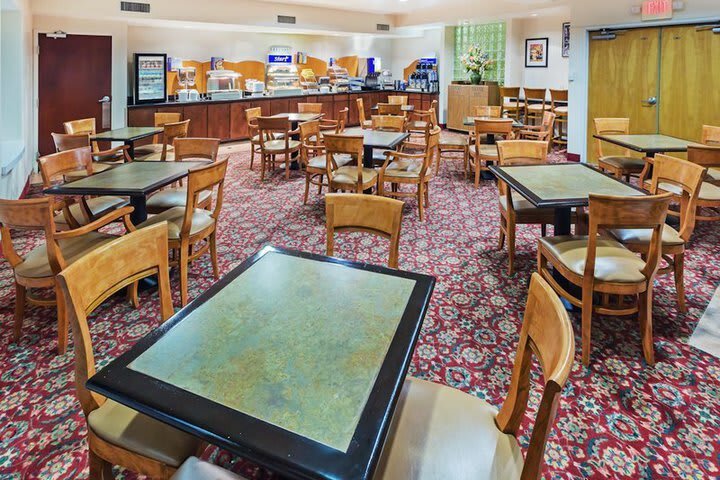 Holiday Inn Express Hotel & Suites Arlington/six Flags Area