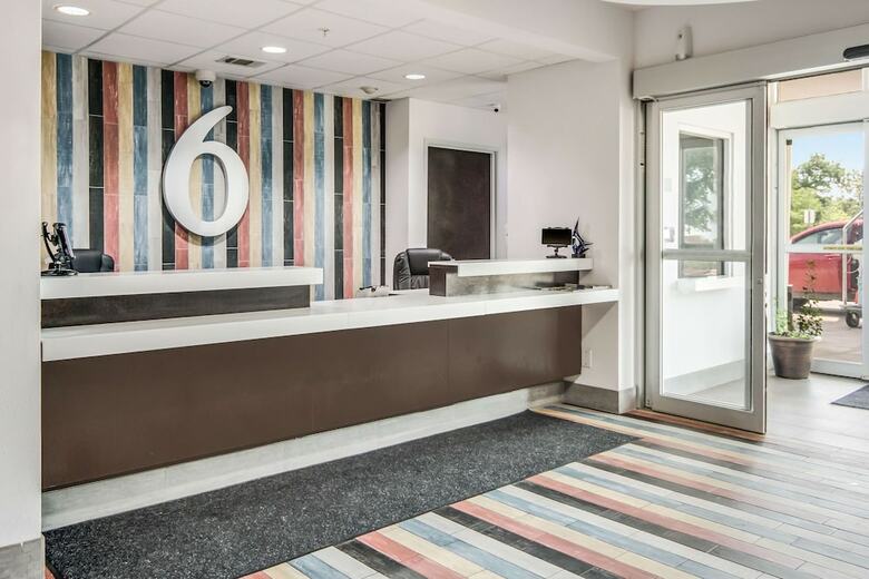 Motel 6 Cleburne