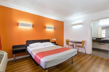 Motel 6 Dallas Market Center