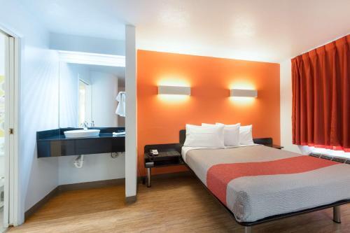 Hotel Motel 6 Dallas Northeast