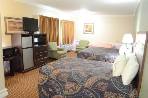 Motel Budget Host Inn & Suites