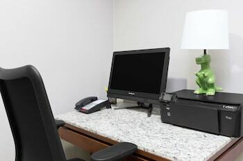 Hotel Days Inn & Suites Madisonville