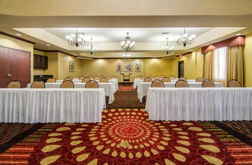 Holiday Inn Express Hotel & Suites Terrell