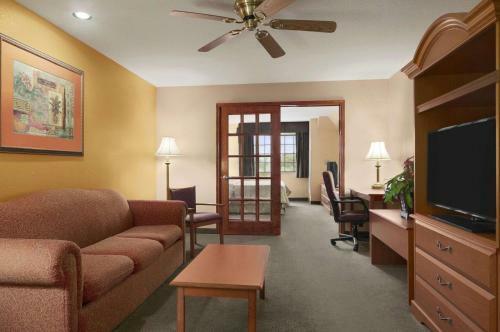 Hotel Days Inn & Suites North Stone Oak