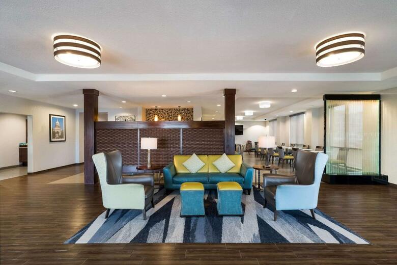 Hotel Comfort Inn & Suites