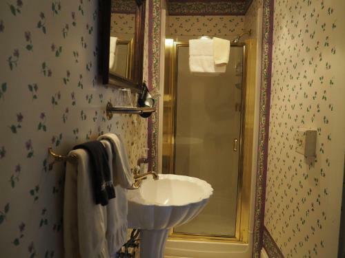 Bed & Breakfast Old Consulate Inn