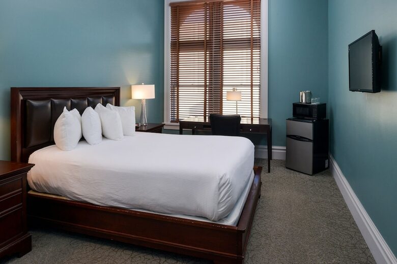 Montvale Hotel