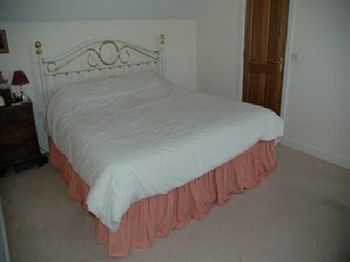 Bed & Breakfast Rebels Hide