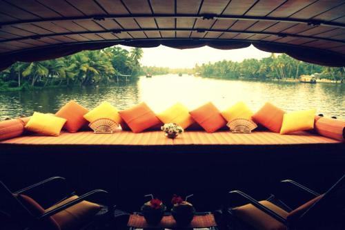 Kumarakom Heritage Houseboats