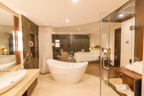 Sai Gon Ha Long Hotel