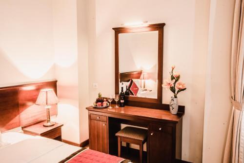 Sunny Hotel 2