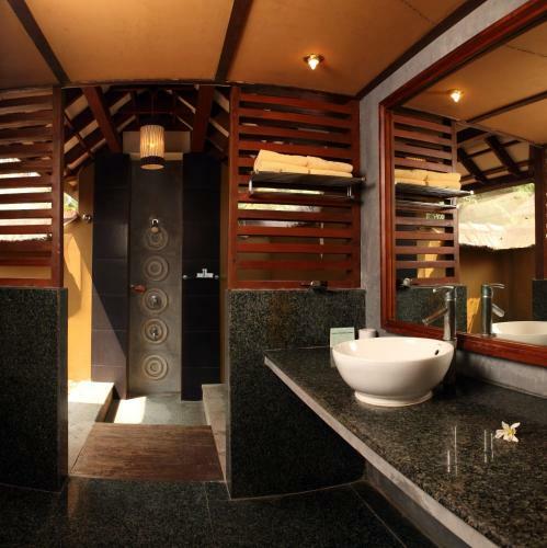 Hotel Poovar Island Resort