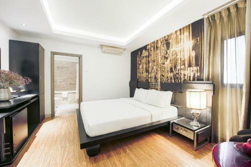 A & Em - The Petit Hotel