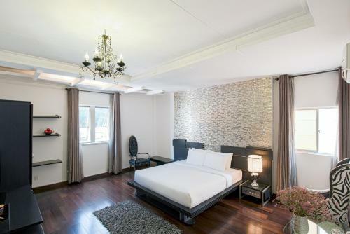 A & Em - The Petit Hotel