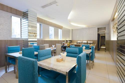 A & Em - The Petit Hotel