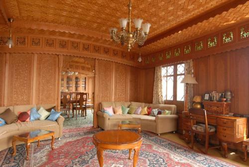 Khilona Group Of Houseboats