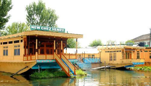 House Boat New Chez Henry