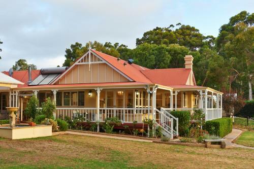 Bed & Breakfast Karri House. Eat - Stay - Love