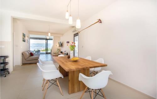 Three-bedroom Holiday Home Vrbnik With A Fireplace 08
