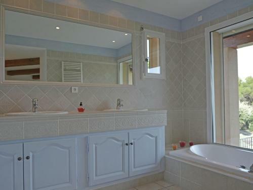 Holiday Home Mas Lub�ron Vue Magnifique