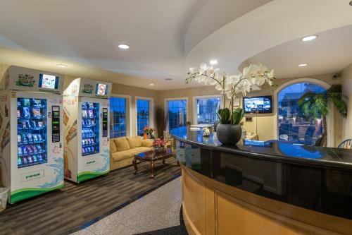 Motel Canadas Best Value Inn Chinook Station