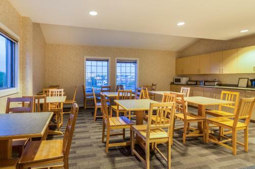 Motel Canadas Best Value Inn Chinook Station