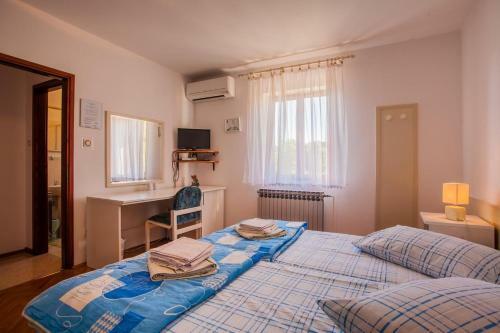 Hostal Rooms With A Parking Space Cres - 2512